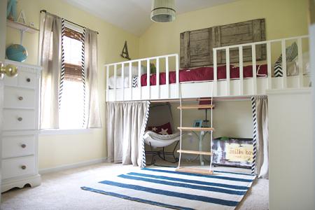 Habitación infantil con cama alta