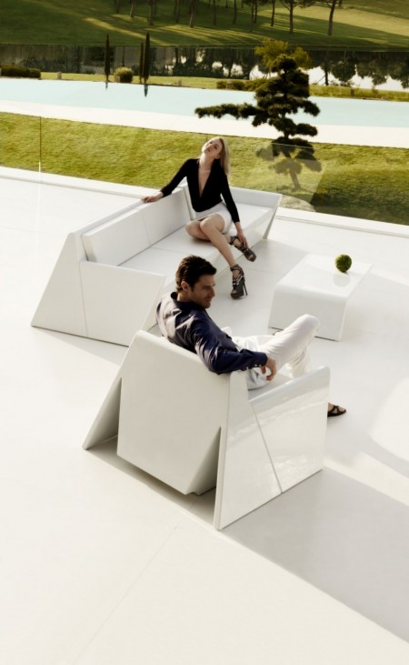 Muebles de jardín minimalistas: sofá, mesa de centro, tumbona,...